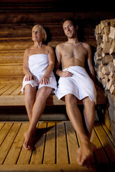 Deutschland, ältere Frau und Mann sitzen in der Sauna - BABF00365