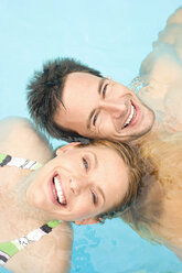 Deutschland, Paar entspannt im Schwimmbad, Porträt, Nahaufnahme - BABF00339
