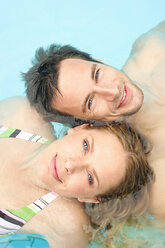 Deutschland, Paar entspannt im Schwimmbad, Porträt, Nahaufnahme - BABF00337