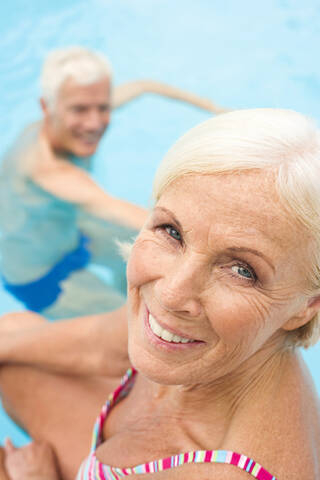 Deutschland, Seniorenpaar im Schwimmbad, lizenzfreies Stockfoto