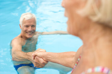 Deutschland, Seniorenpaar im Schwimmbad - BABF00268