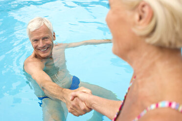 Deutschland, Seniorenpaar im Schwimmbad - BABF00267