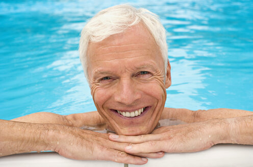 Deutschland, älterer Mann entspannt im Pool, Nahaufnahme, Porträt - BABF00264