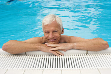 Deutschland, älterer Mann entspannt im Pool, Nahaufnahme, Porträt - BABF00263