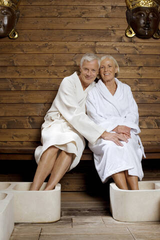 Deutschland, Seniorenpaar im Bademantel, lizenzfreies Stockfoto