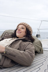 Deutschland, Ostsee, Lübecker Bucht, Junge Frau an Deck einer Yacht liegend, Porträt - BAB00419