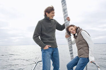 Deutschland, Ostsee, Lübecker Bucht, Junges Paar auf Segelboot, Porträt - BAB00387