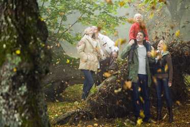 Deutschland, Baden-Württemberg, Schwäbische Alb, Familie wandert gemeinsam im Wald - WESTF06253