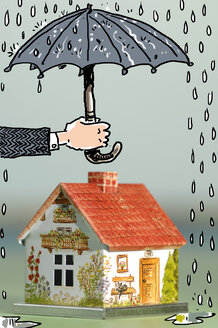 Hand hält Regenschirm über Haus, Nahaufnahme - IGF00005