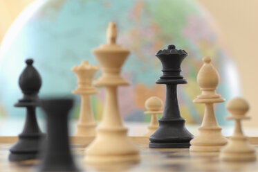Schachfiguren mit Weltkugel im Hintergrund - ASF03498