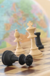 Schachfiguren mit Weltkugel im Hintergrund - ASF03497