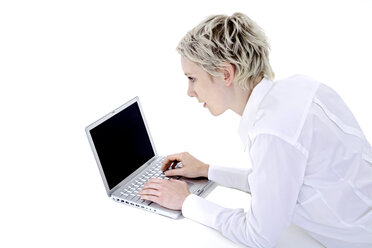 Junge Frau mit Laptop, Porträt - TCF00382