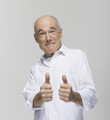 Senior man giving thumbs up, close-up, portrait - WESTF06520