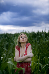 Woman in corn field shivering, portrait - MFF00327