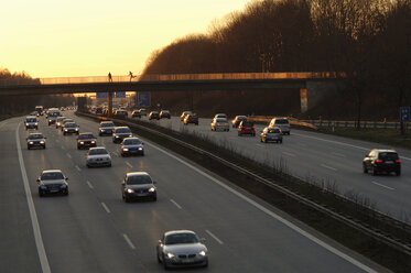 Deutschland, Verkehr auf der Autobahn am Abend - CRF01367