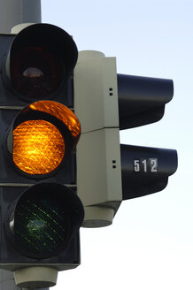 Yellow traffic light, close-up - CRF01364