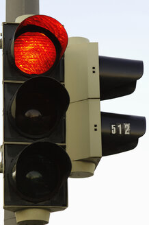 Traffic light signalling red, close-up - CRF01362