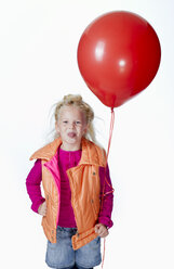 Mädchen (8-9) mit rotem Luftballon, Porträt - KMF01137