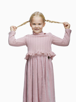 Blondes Mädchen (6-8) in einem Kleid, herumalbernd, Porträt - KMF01124