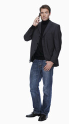 Junger Mann in Jeans und Jacke, telefonierend, Porträt - KMF01093