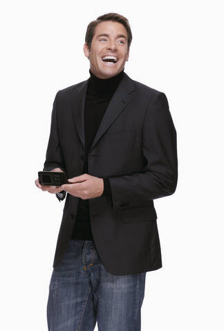 Junger Mann in Jeans und Jacke, lachend, Porträt, lizenzfreies Stockfoto