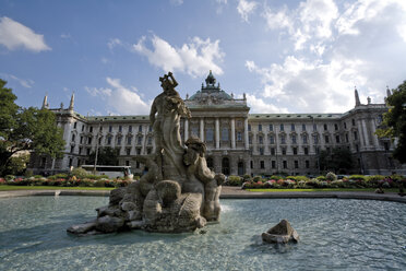 Germany, Bavaria, Munich, Fountain in front of District Court - 07939CS-U