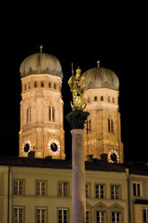 Deutschland, Bayern, Mariensäule und Kirchtürme der Frauenkirche bei Nacht - 07926CS-U