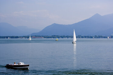 Deutschland, Bayern, Segelboote und Boote auf dem Chiemsee - 07916CS-U