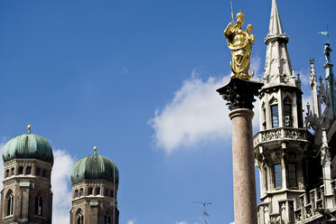 Deutschland, Bayern, Mariensäule, Türme der Frauenkirche und des Rathauses in München - 07912CS-U
