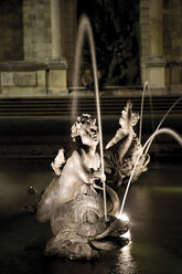 Deutschland, Bayern, Skulptur auf Brunnen in München bei Nacht - 07885CS-U