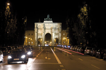 Siegestor in München bei Nacht, Bayern, Deutschland - 07872CS-U