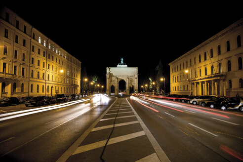 Deutschland, Bayern, München, Verkehr durch das Siegestor - 07868CS-U