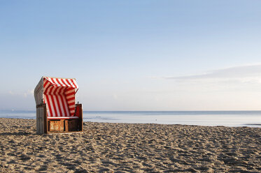 Ein Liegestuhl am Strand - 00355LR-U