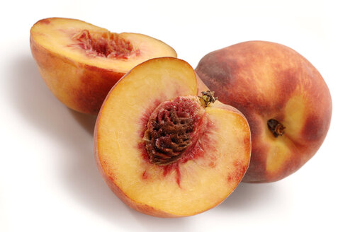 Whole peach and peach halves, close-up - 00351LR-U