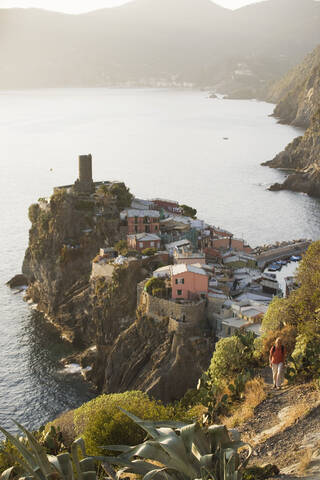 Italien, Ligurien, Vernazza, Frau wandert, lizenzfreies Stockfoto