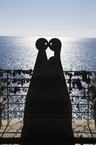 Italien, Ligurien, Via dell'Amore, Skulptur von küssenden Menschen, lizenzfreies Stockfoto