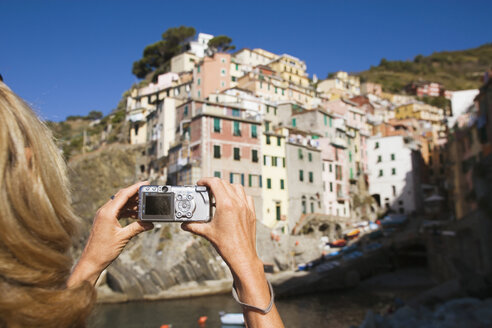 Italien, Ligurien, Riomaggiore, Frau fotografiert Häuser - MRF01027