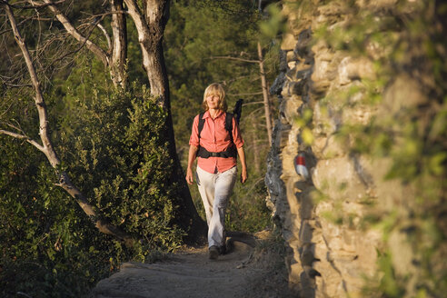 Italien, Ligurien, Monterosso al Mare, Frau wandern - MRF01024