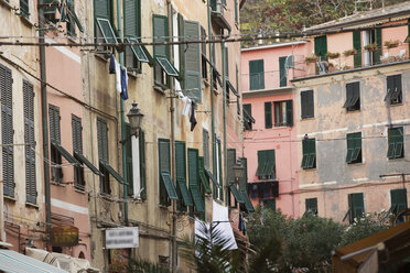 Italien, Ligurien, Vernazza, Häuser mit offenen Fensterläden - MRF01008