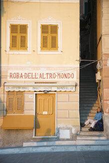 Italien, Ligurien, Camogli, Frau sitzt auf Treppe - MRF01004