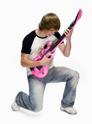 Jugendlicher (16-17) mit E-Gitarre, Porträt, lizenzfreies Stockfoto
