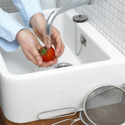 Hände reinigen Tomaten, Nahaufnahme - CHKF00535