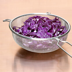 Rotkohl im Sieb, Nahaufnahme - CHKF00515