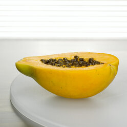 In Scheiben geschnittene Papaya auf einem Teller, Nahaufnahme - CHKF00502