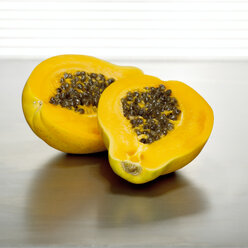 Geschnittene Papaya in Großaufnahme - CHKF00501