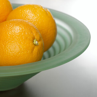 Orangen in grüner Glasschale - CHKF00494