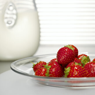 Erdbeeren auf einem Glasteller vor einem Milchglas, Nahaufnahme - CHKF00470