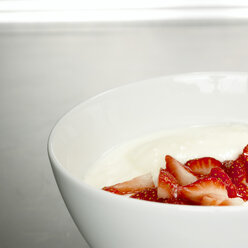 Fresh strawberries with yoghurt - CHKF00468