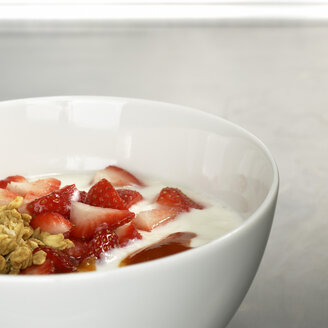 Müsli mit Joghurt und frischen Erdbeerscheiben, Nahaufnahme - CHKF00463