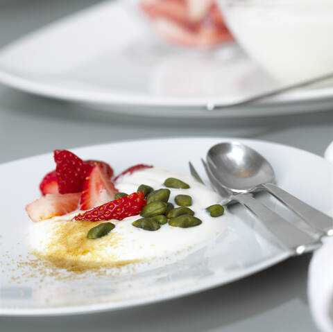 Joghurt mit Erdbeeren und Pistazien, Nahaufnahme, lizenzfreies Stockfoto